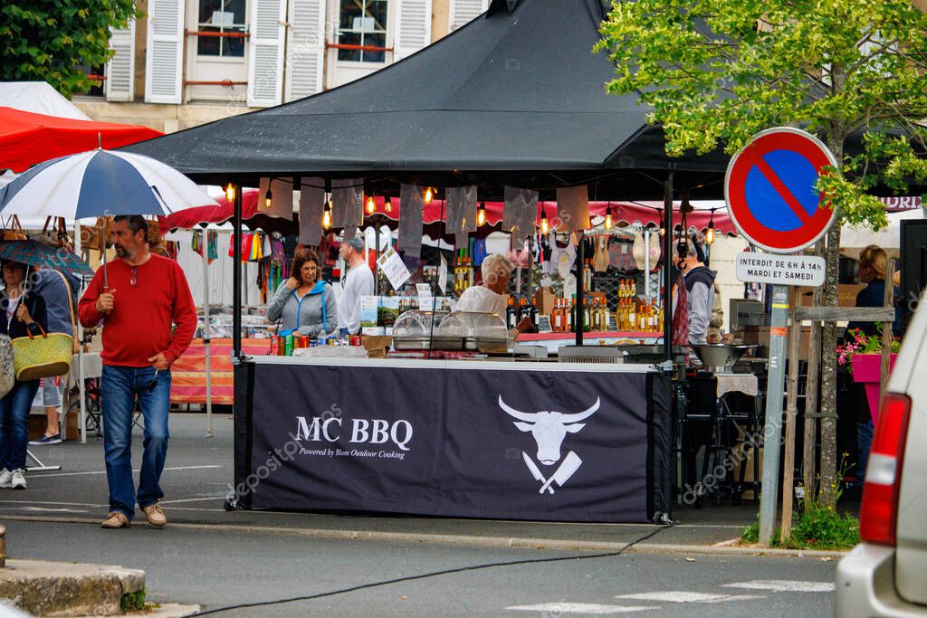 Flohmarktstand mit verschiedenen Gegenständen