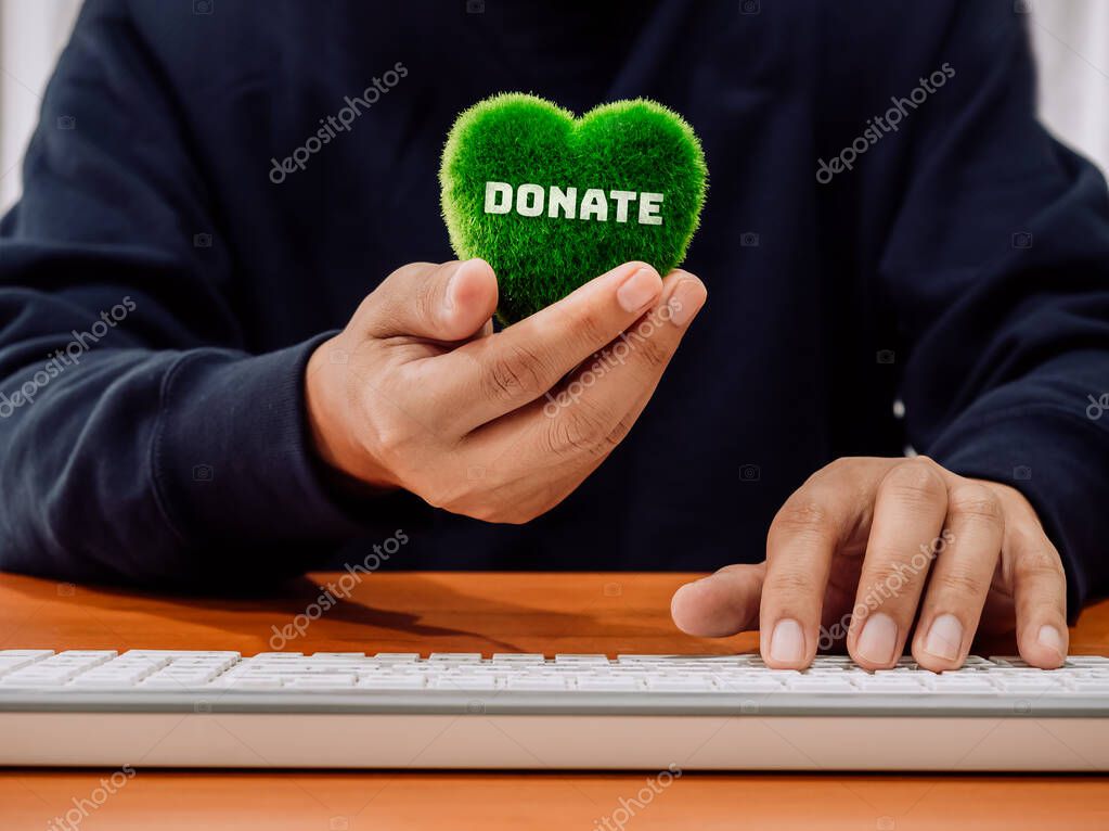 Laptop mit geöffneter Spendenaktionsseite